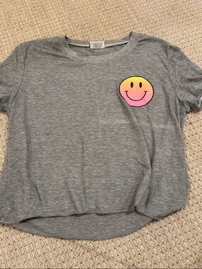 Girls' Gray Tee with Smiley Gradient Patch